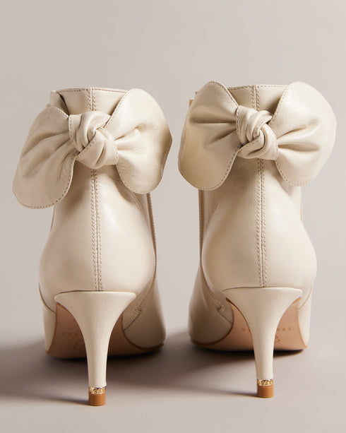 YONAS-Boots-Prepare To Make A Statement With Every Step. The Yonas Boots Can Effortlessly Transition From Day To Night From Office To Evening Events. Their Slim Heel Provides A Graceful Lift Adding A Feminine Touch To Your Stride While Maintaining Comfort And Stability. Ankle boots Smooth leather Pointed toe Slim heel Zip fastening Bow heel embellishment Ruched trim- Ted Baker Romania